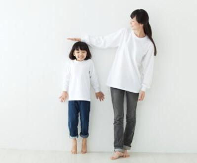 李嫣和爸爸合照长腿抢镜 如何让孩子拥有大长