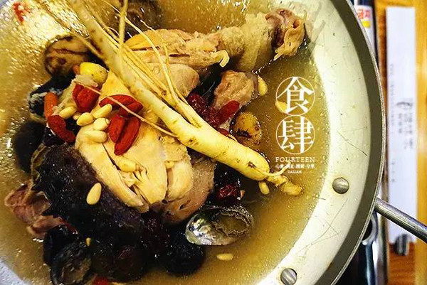 鲍鱼的备料下足了人参,功夫,荞麦,花粉,鲜鸡腿等,食材上身心大补鸡汤.千彩堂破壁海参纯足以图片