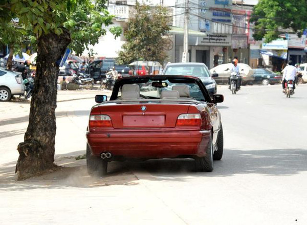 柬埔寨人买车:车顶不结实的话打死没人买!