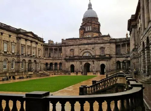 2019英国大学排行_乘船游剑桥大学图片