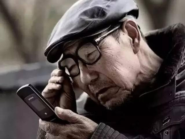 宜昌一脏老头去修手机,店员打开手机一看被惊呆了