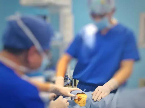 术中操作无创或微创,杜绝一切不必要的医源性组织损伤:手术刀能一步