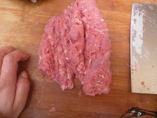 剁至肉块较碎时纳碗,倒入葱姜水,量根据肉的多少而定,我用了一斤肉,加