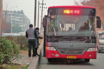公交拒载八旬老太 公交公司：司机做法可以理解