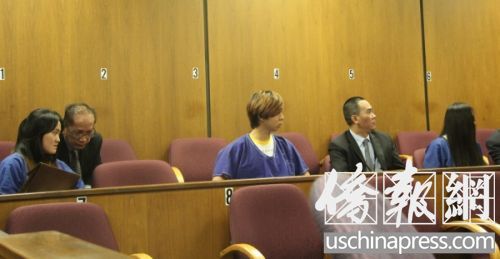 翟芸瑶(左)、章鑫磊(左三)和杨玉菡(右)在法庭上。(美国《侨报》/高睿 摄)
