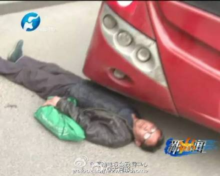 郑州一老人因没上去公交车 赌气躺车轮下(图)