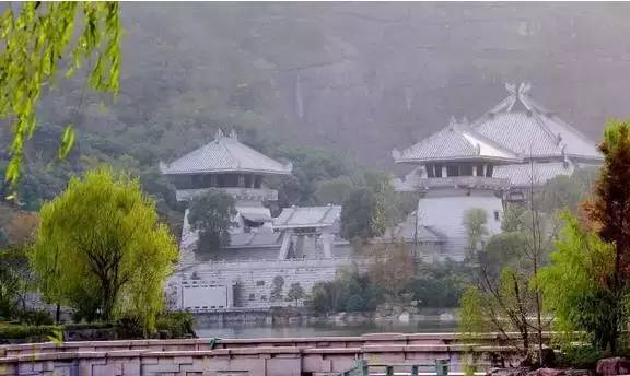 景区坐落于上虞城区西南凤凰山麓,以"孝德文化"为主题,依托虞舜和