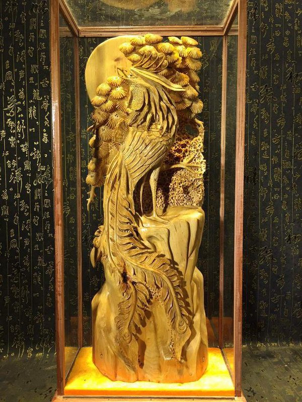 《丹凤朝阳》为中国传统吉祥图案.丹凤为鸾的一种,首与翼皆赤.