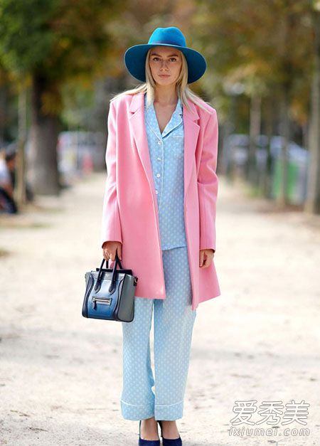 时尚 正文  linda tol身穿粉红色大衣和蓝色印花裤,搭上粉色针织帽