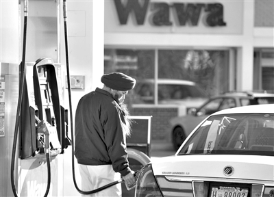 1月5日，在美国弗吉尼亚州伍德布里奇，一名男子在加油站为汽车加油。 新华社/法新