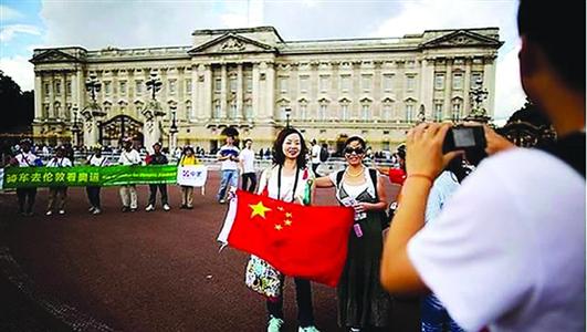 中国游客在白金汉宫前拍照留念/资料图