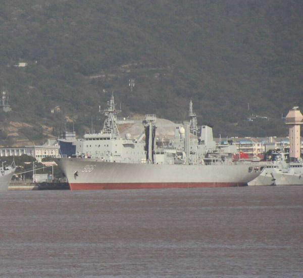 图为停泊在我东海舰队某基地码头的跛足“高邮湖”号补给舰。