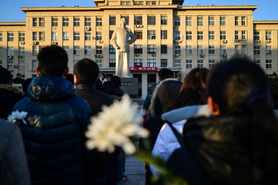 南开学子纪念周恩来总理逝世40周年(图)