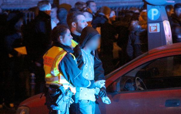 2016年1月1日，德国科隆火车站跨年夜现场，一名男子被警方带走。东方IC 图