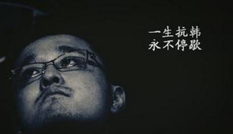 笑笑原本是职业选手退役,在英雄联盟刚开始的一两年笑笑一直荣登国服RANK榜榜首,随后加入职业战队,经历了职业选手应有的洗礼之后光荣退役。电竞比赛都有过巅峰和低估,退役后的笑笑开始了专职做赛事的官方解说,尤其是全球总决赛这等高质量高档次的赛事,在解说中无意中表达出来那让人捧腹的话语会一直流传在解说圈中,这波确实不亏。现在的笑笑也开始转移到上面说到的已经趋于成熟的路子中来,那就是做个好解说。