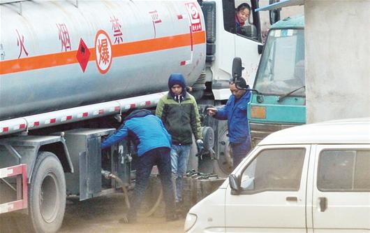 姚德春 摄影:楚天都市报记者王永胜   油罐车司机与油贩勾结偷油,这一