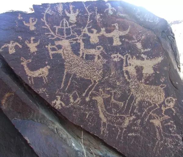 闻名中外的贺兰山岩画,充满着原始精神的张力和呐喊,体现着古代先民们