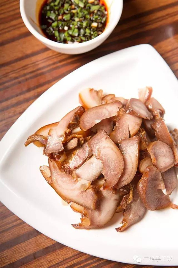 猪头虽难上上等席面,在民间确是持久的美食,更成为民间节庆,祭祀不