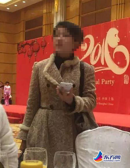 “鸡爪女”现身某公司年会 被曝身价不降反升(图)