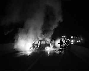 车辆撞桥起火烧成空壳 一人爬出后躺下淡定休息