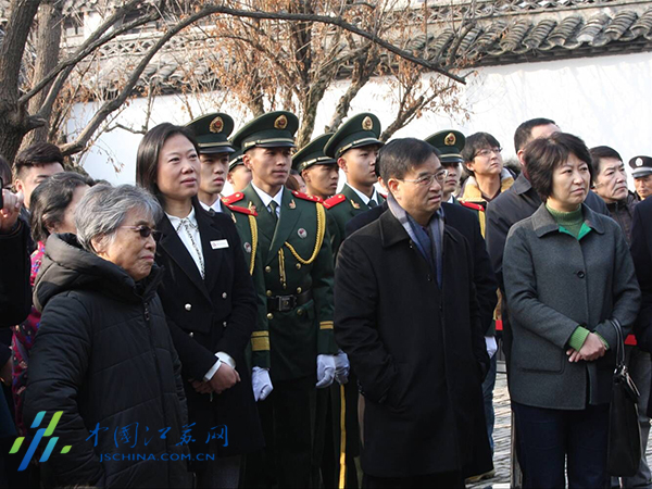 周恩来亲属及曾经在他身边的工作人员代表观看《桑梓情深》情景剧。