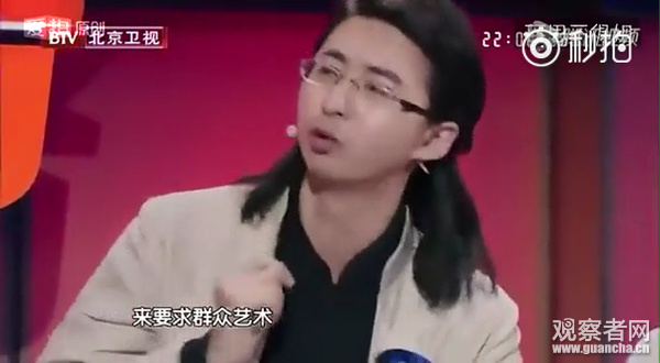 这时,一名戴着眼镜、有点“业余人士”架式的青年谈论员不平了,一下去就火气不小:群像艺术也要有领舞!要看到每一小我纷歧样的形象!