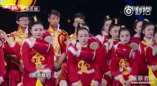 陈道明提及已经看过的天津歌舞团的鼓扮演,一条很长的绳索,绳头栓着坠儿,从很远的间隔击打鼓面,难度极高。