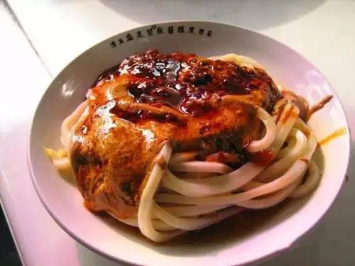 西安清真盛志望麻酱酿皮铺,西安必吃典小吃之一,食客络绎不绝,店内