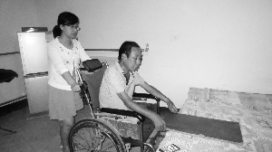 80后女孩照顾伤残养父15年 14岁起担起家庭重任