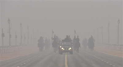 2016年1月7日，霾都印度新德里，印度印度士兵在雾霾中进行共和日阅兵彩排。新德<strong></strong>印度媒体报道称，世界机动车排放是超安新德里空气污染的重要原因。自今年1月1日起，全值新德里实行单双号限行，霾都交通拥堵情况得到明显改善。印度