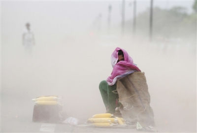 2015年5月20日，印度新德里，当地遭遇严重沙尘暴天气，空气污染严重。