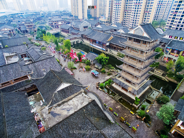 这场汉式婚礼在四川宜宾的南溪古街举办,四周都是仿古建筑,别有一番