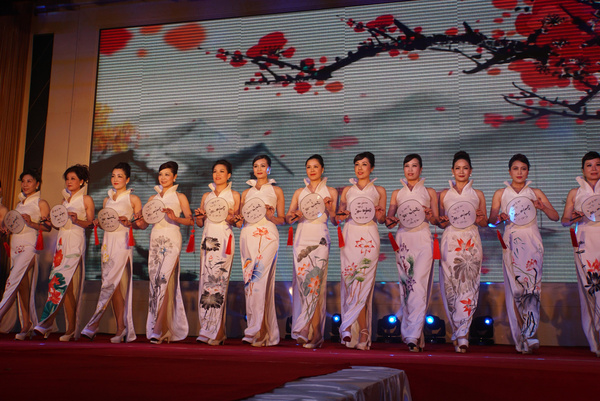 中国旗袍春晚:旗袍扬州秀 秀出盛世华衣