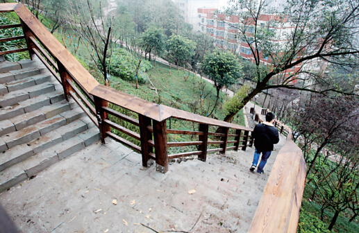 虎头岩山腰建成了步道