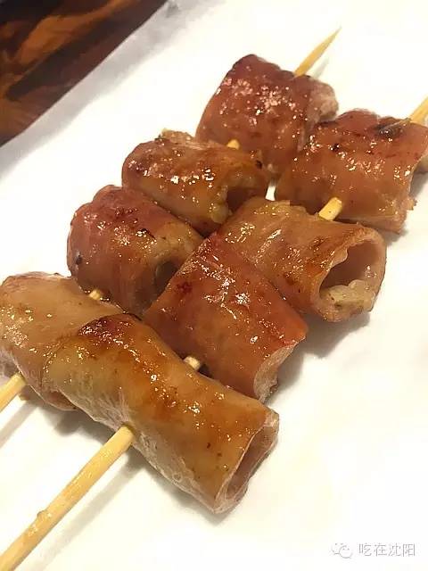 烤肥肠 优质大肠头,洗净去油,加香料小火炖烂,微火烤制,外焦里嫩