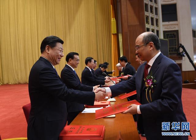 中国科学院上海微小卫星创新院主任相里斌接受习近平颁奖的照片出现在新华社的图片报道中。