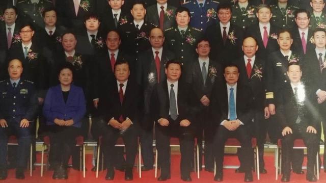 习近平与李克强身后无疑是最重要的获奖者。相里斌(859)与潘建伟分别站在了习李身后。