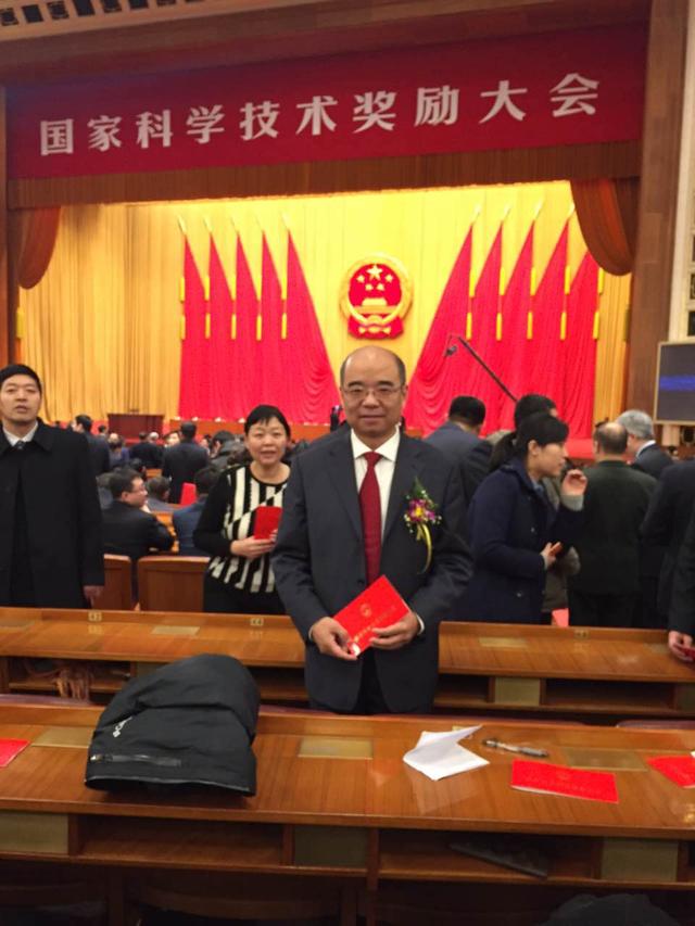 相里斌在人民大会堂颁奖现场的照片在微信被人爆出。