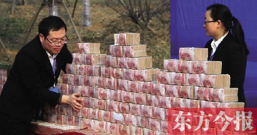 房地产公司给农民工发工资 2000万现金堆成山(图)