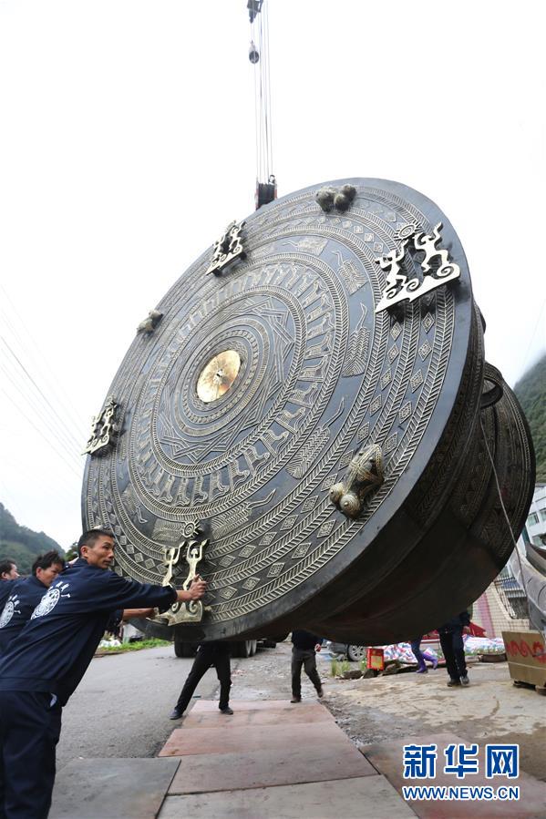 广西环江民间艺人造出直径4.2米大铜鼓(图)
