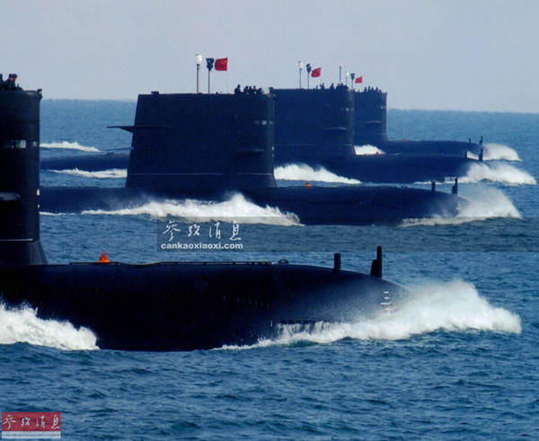图为中国柴电潜艇编队航行。