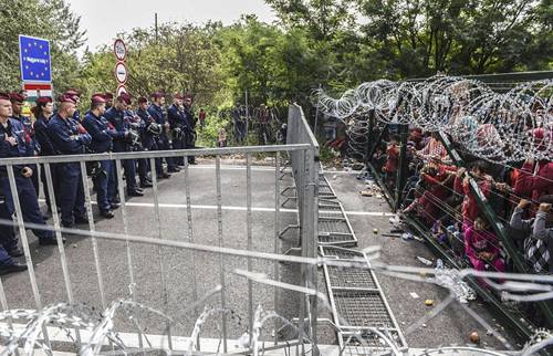 无人机航拍新欧洲铁幕:难民硬闯匈牙利边境