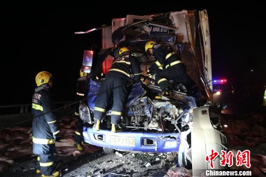 京沪高速两车追尾相撞 司机受伤猪肉撒落一地