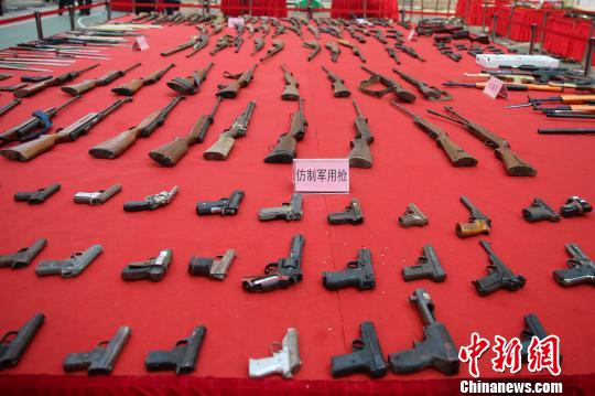 武汉警方去年收缴2500多支枪 管制刀具16000多把