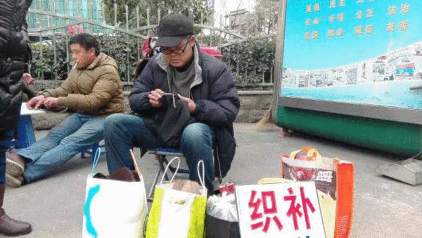 做针线活20年 这男子一点也不娘