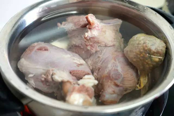冷水下锅煮肉,放入高度白酒,料包. 第七步