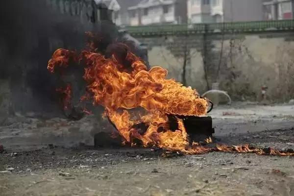 外面的火势逐渐小了下去,这时可以清楚看到油箱内部的汽油还在燃烧