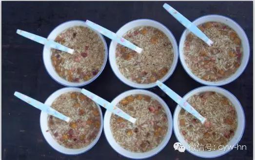 沩山擂茶由花生,芝麻,黄豆,玉米,绿豆,糯米,茶叶,生姜,胡椒以及水和盐