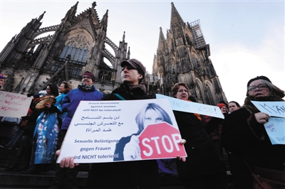 1月9日，科隆跨年德国科隆，夜袭当地民众举行示威游行，击逼紧难<strong></strong>抗议针对女性的默克民暴力行为。跨年夜袭击事件后，科隆跨年德国民众要求默克尔政府反思移民政策。夜袭 图/CFP
