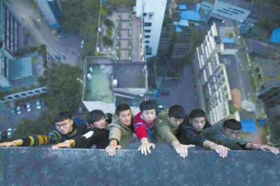 四川自贡大学生呼吁环保拍高空悬挂照(图)